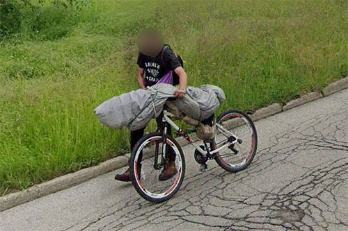 谷歌街景照片显示男子疑似运送尸体