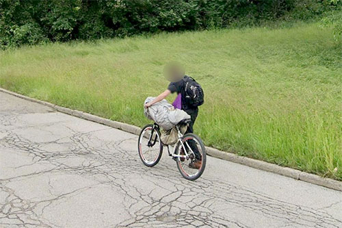 谷歌街景照片显示男子疑似运送尸体
